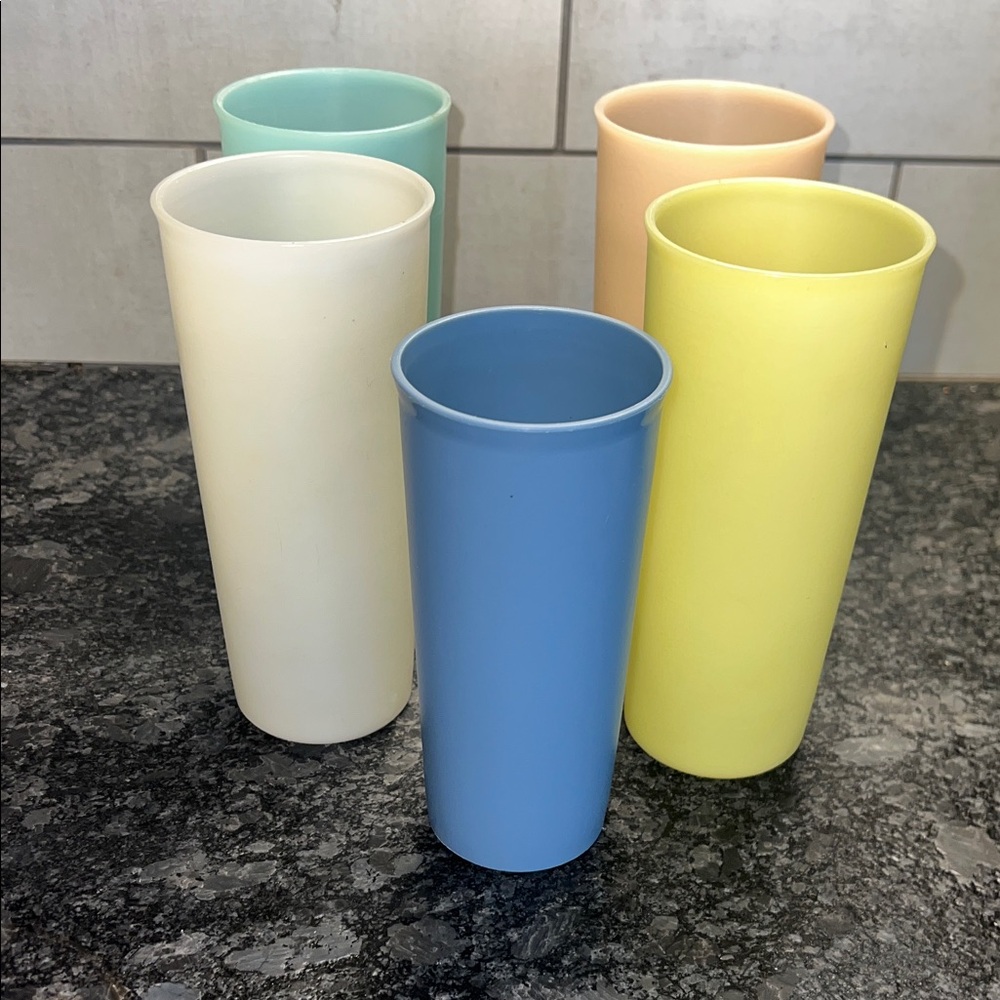 Tupperware Colorful Plastic Tumblers Set of 5. Exc vintage condition